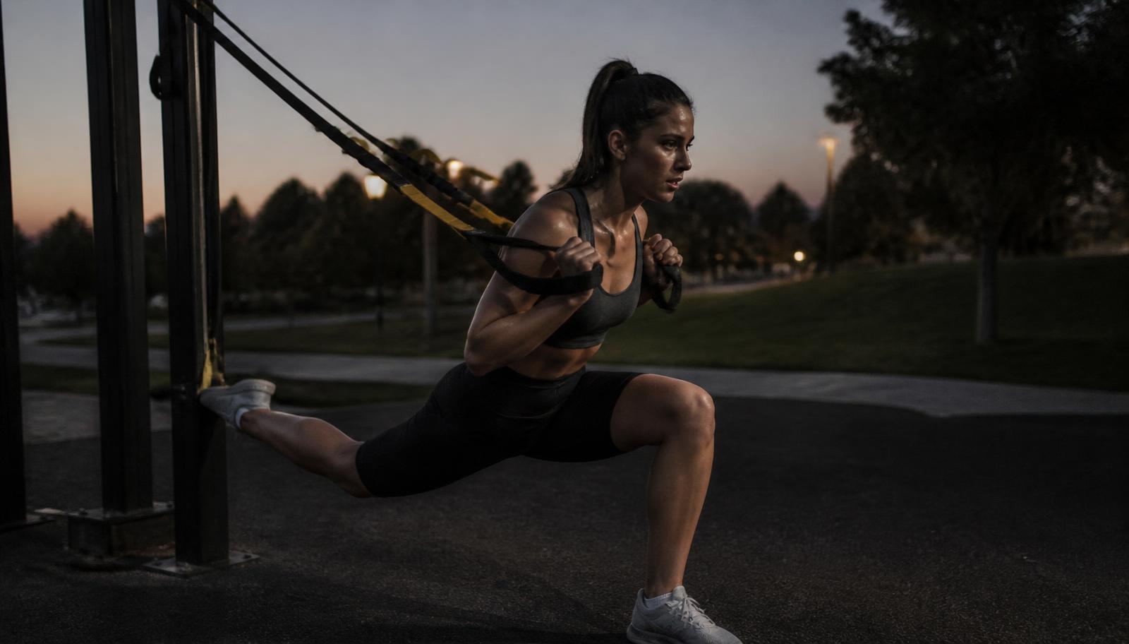 Entrenamiento con correas de suspensión al aire libre al atardecer